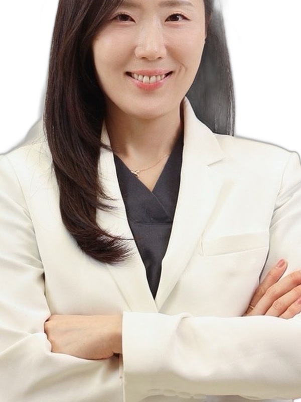 Dr. Hwang Sunhwa at HOMMAGE Clinic